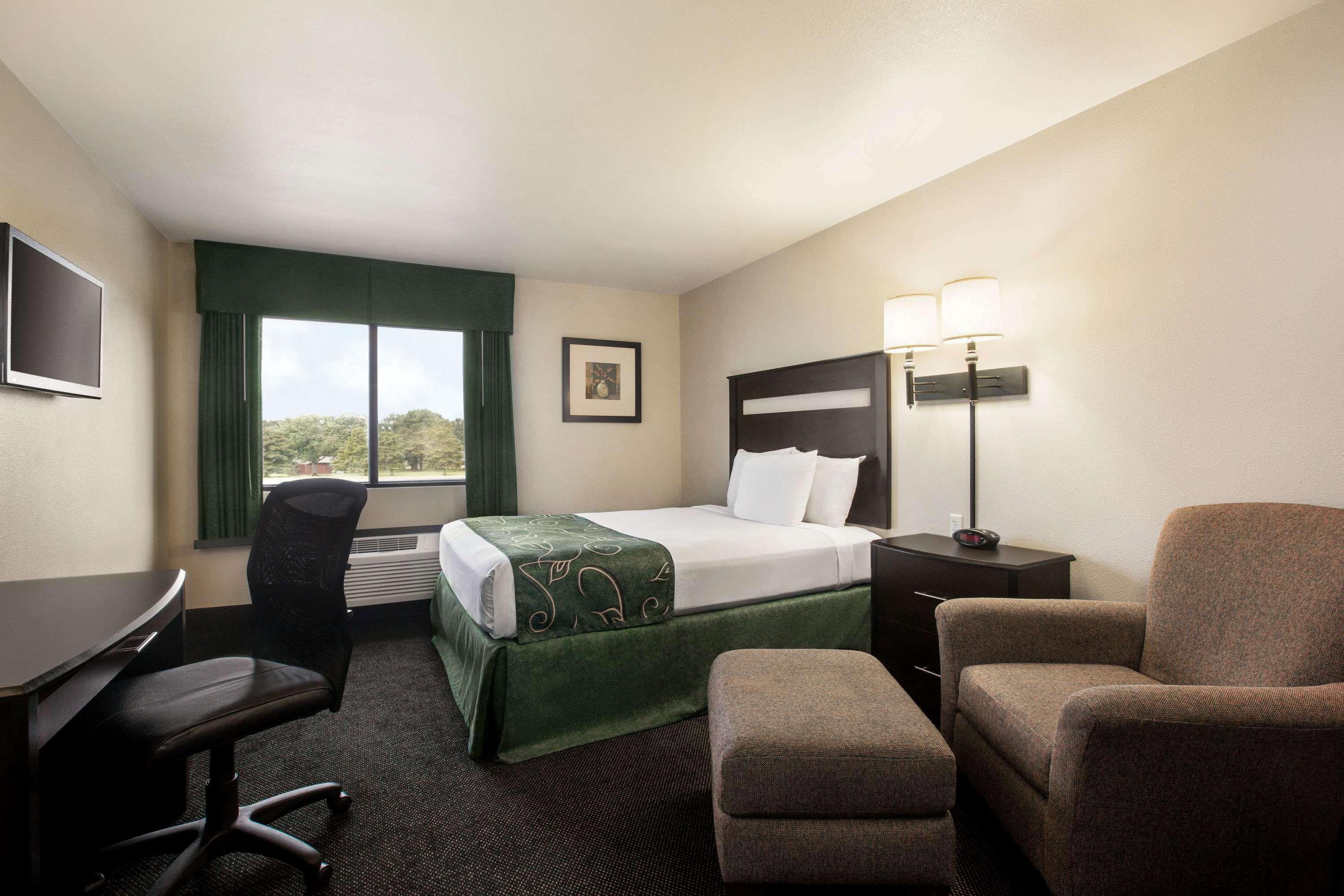 Travelodge By Wyndham Livonia Eksteriør billede