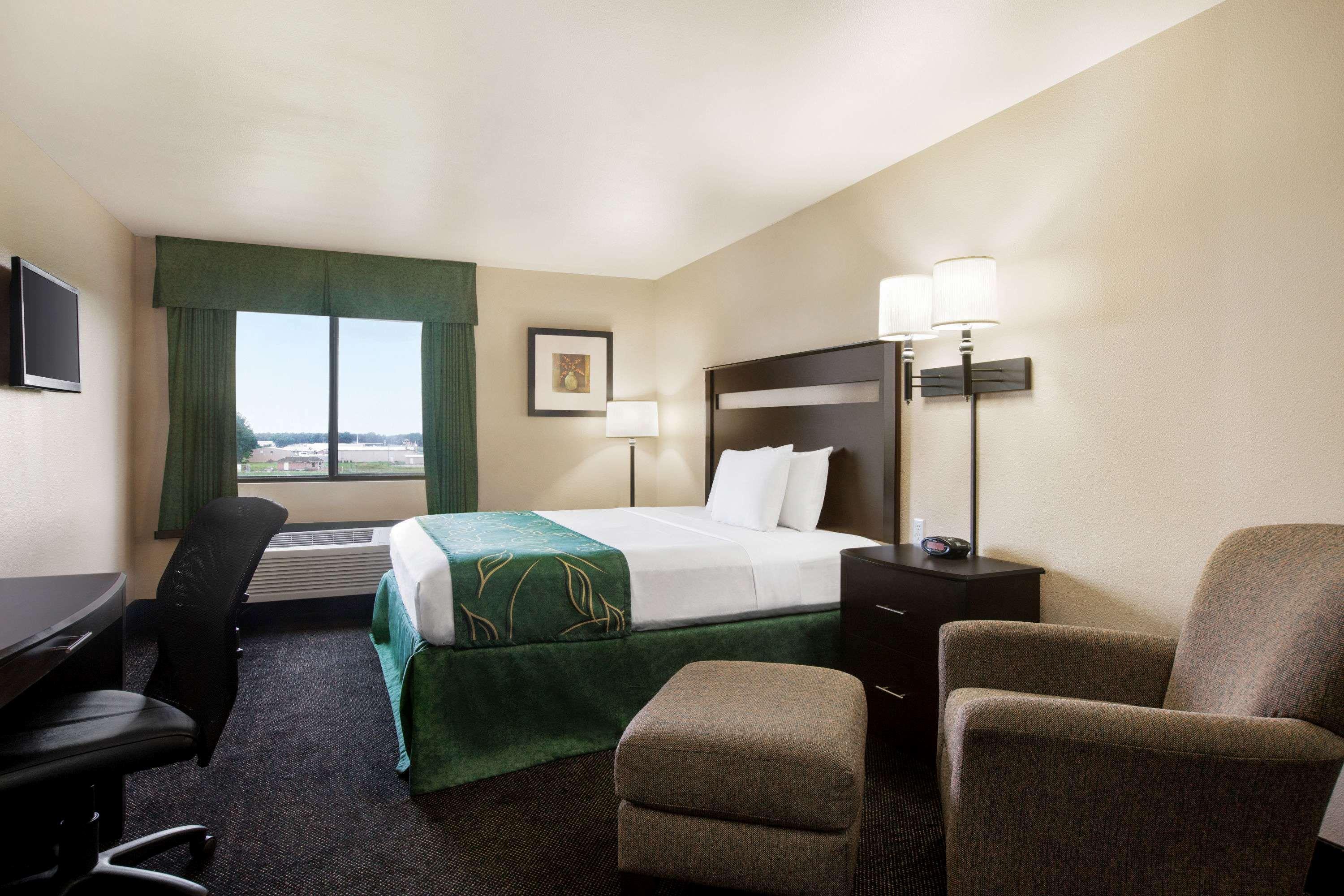 Travelodge By Wyndham Livonia Eksteriør billede