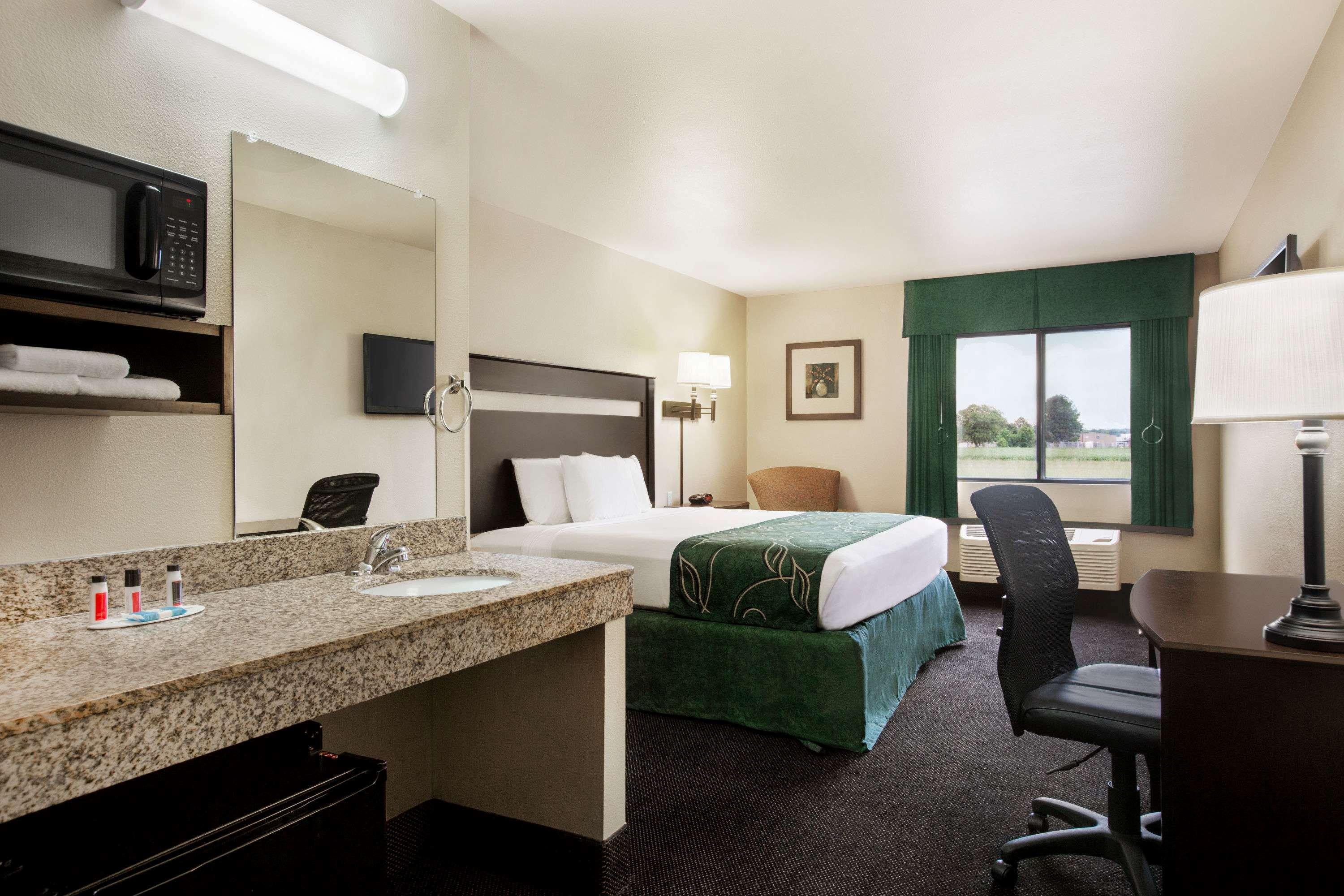 Travelodge By Wyndham Livonia Eksteriør billede