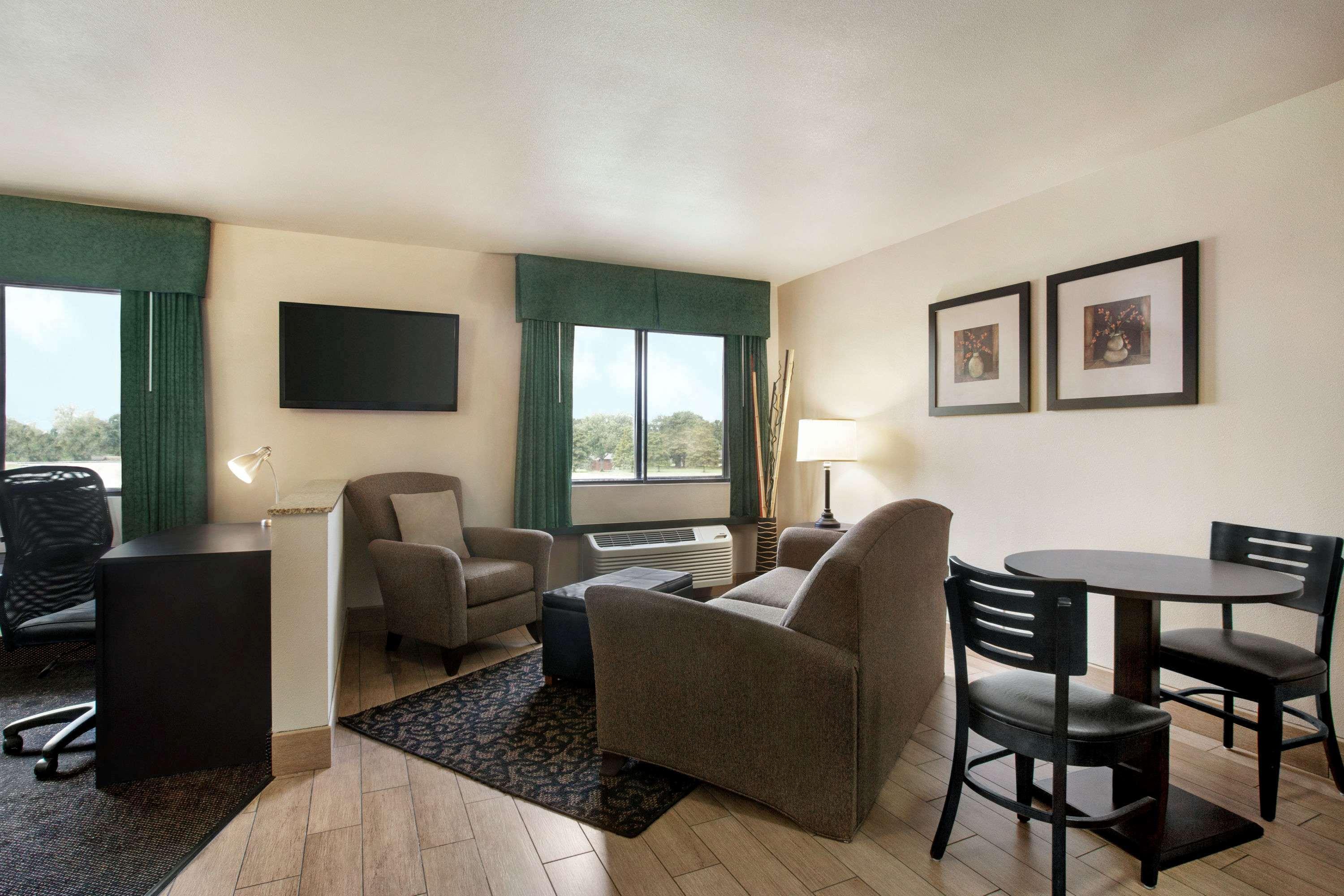 Travelodge By Wyndham Livonia Eksteriør billede