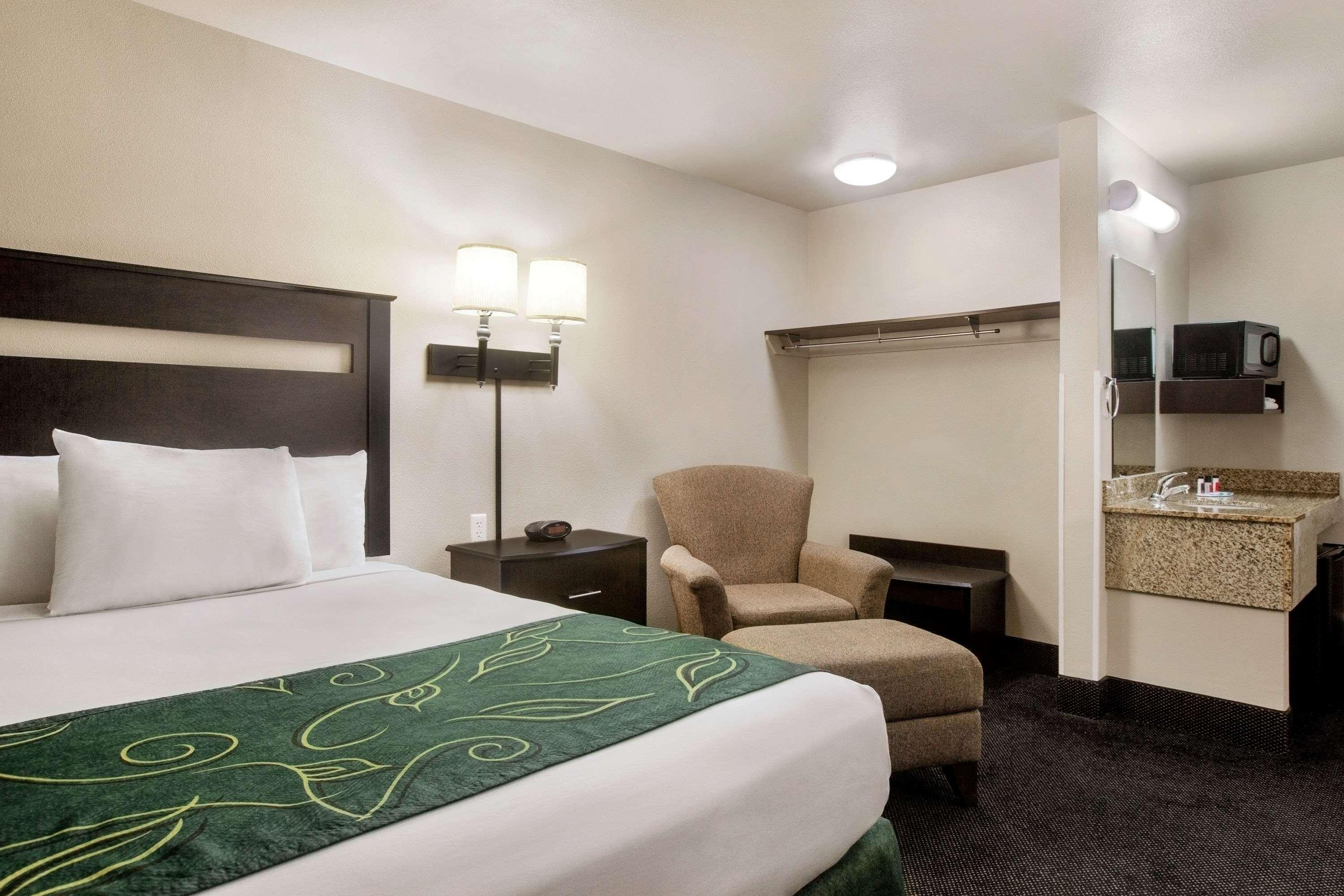 Travelodge By Wyndham Livonia Eksteriør billede