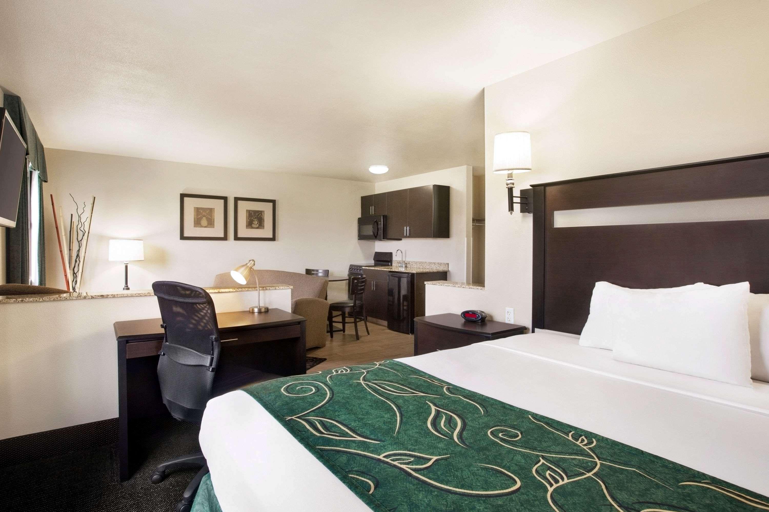 Travelodge By Wyndham Livonia Eksteriør billede