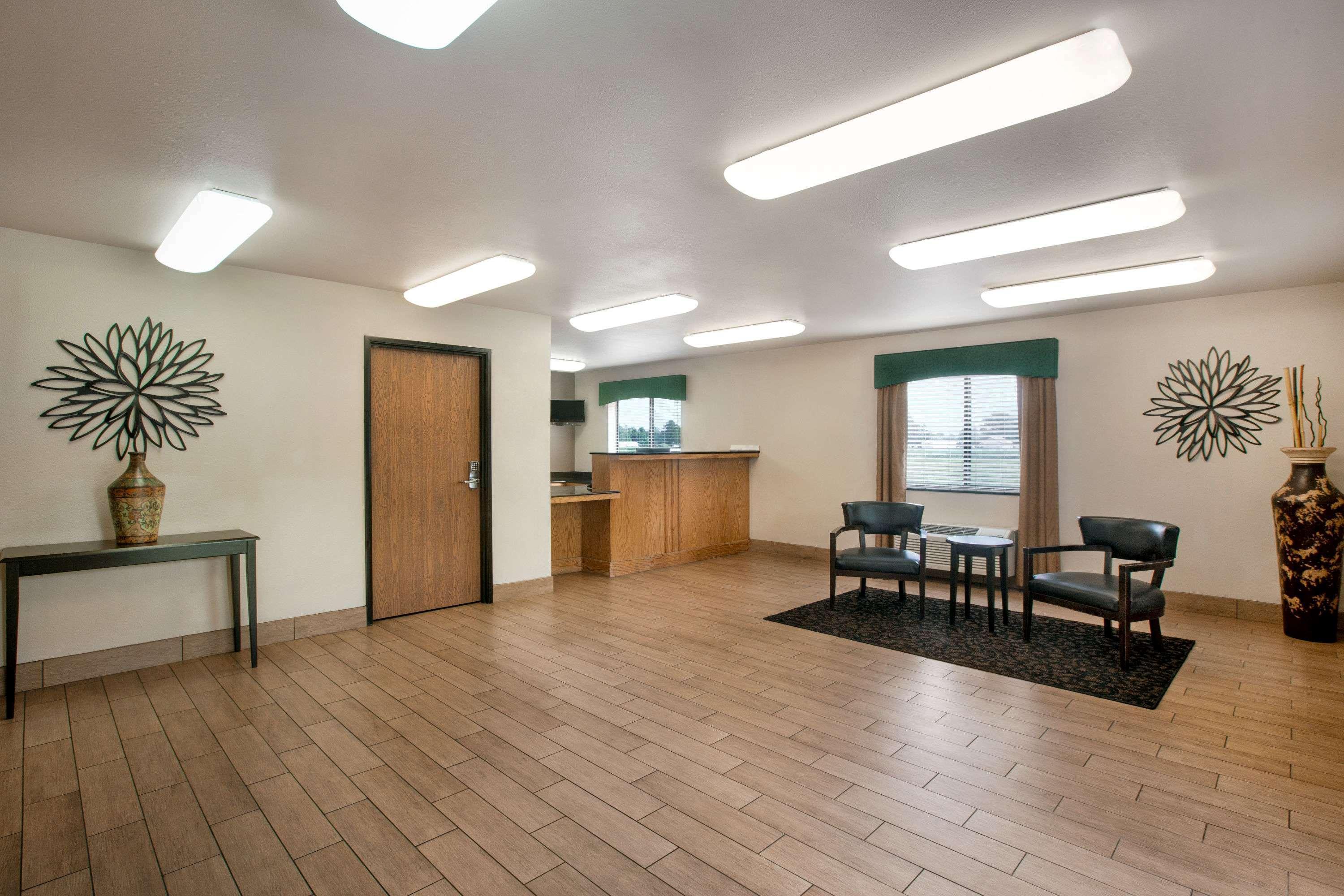 Travelodge By Wyndham Livonia Eksteriør billede
