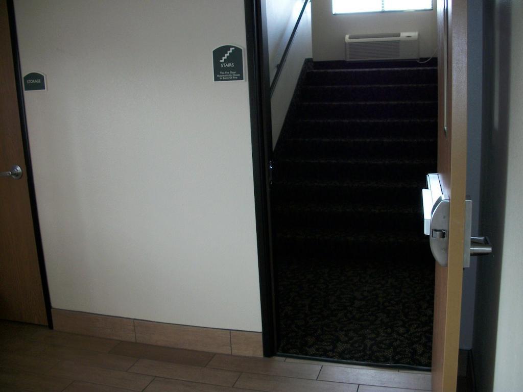 Travelodge By Wyndham Livonia Eksteriør billede