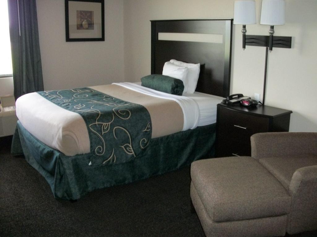 Travelodge By Wyndham Livonia Eksteriør billede
