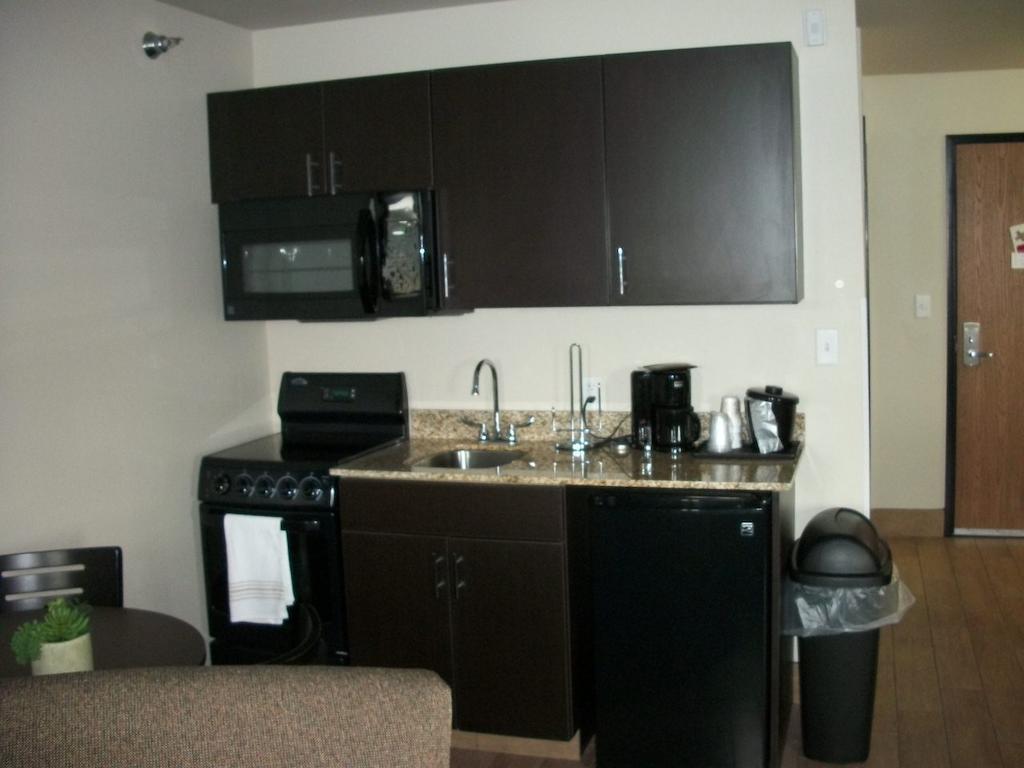 Travelodge By Wyndham Livonia Eksteriør billede
