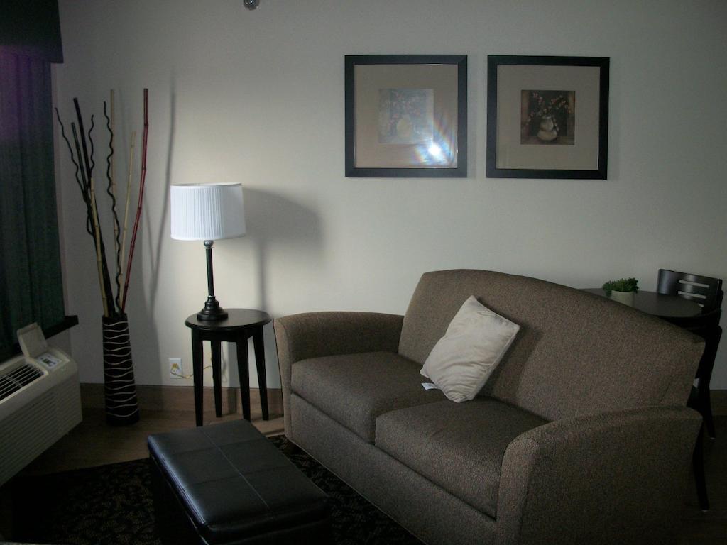 Travelodge By Wyndham Livonia Eksteriør billede