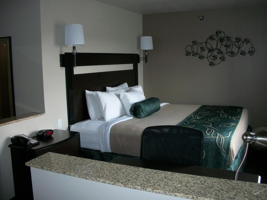 Travelodge By Wyndham Livonia Eksteriør billede