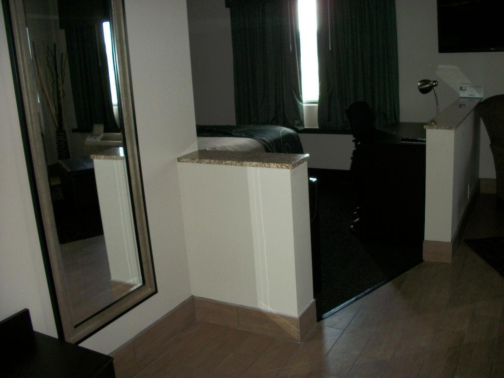Travelodge By Wyndham Livonia Eksteriør billede