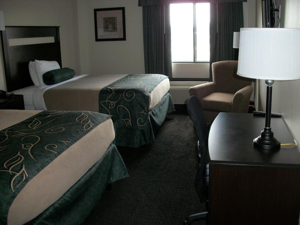 Travelodge By Wyndham Livonia Eksteriør billede