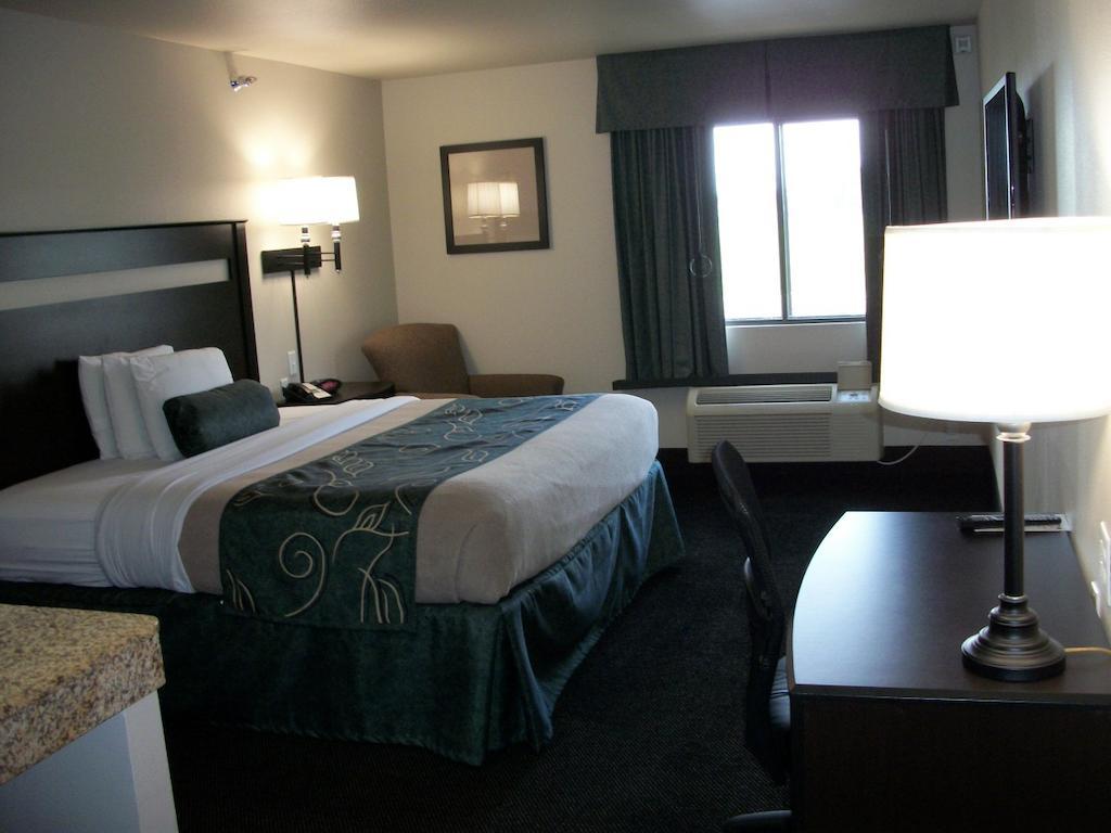 Travelodge By Wyndham Livonia Eksteriør billede
