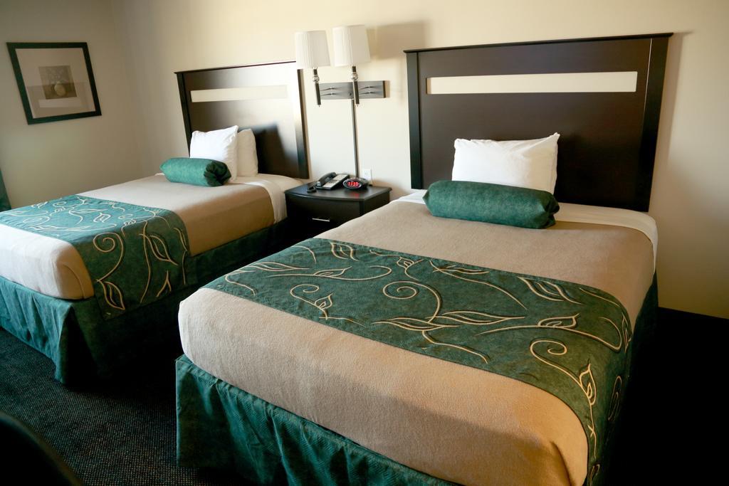 Travelodge By Wyndham Livonia Eksteriør billede